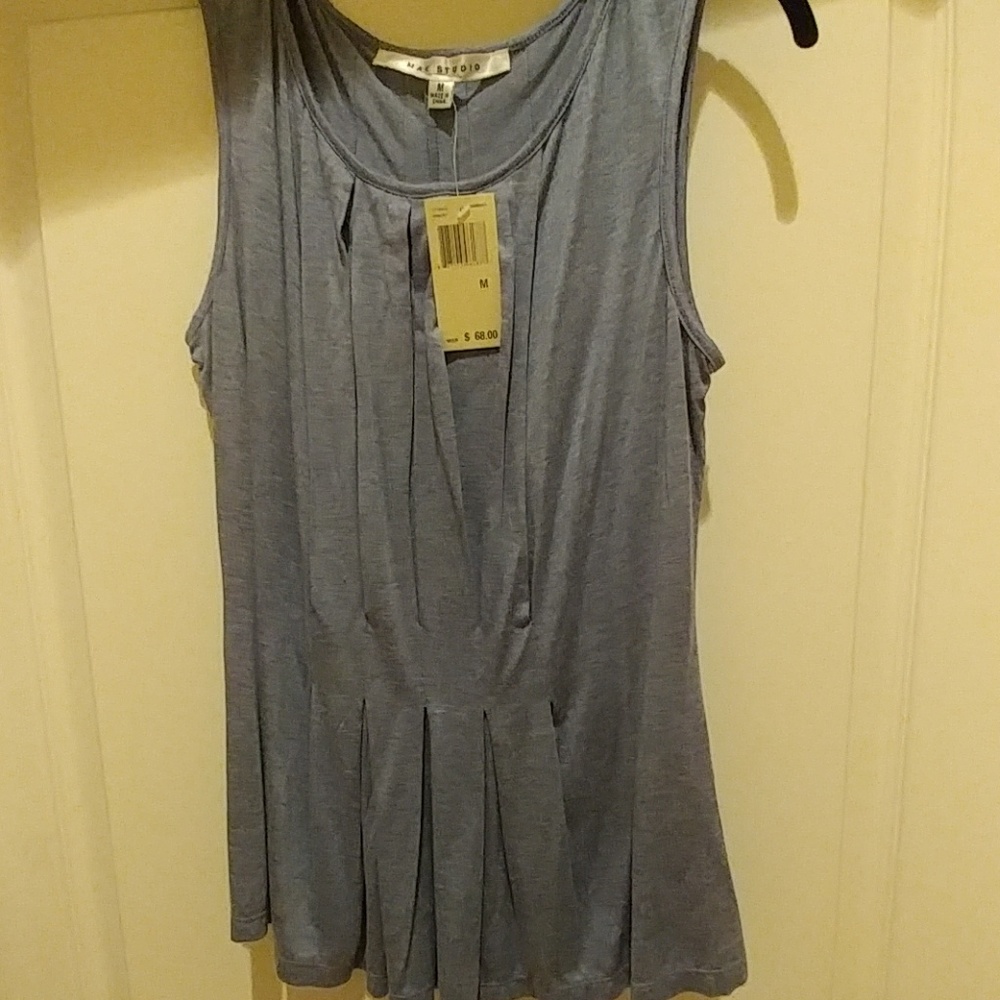 Women sleeveless top